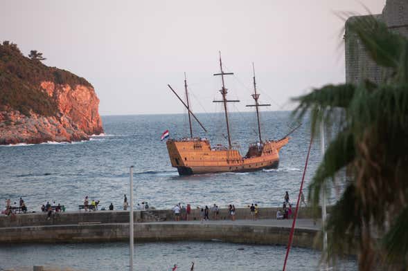 Crucero con espectáculo al atardecer por Dubrovnik